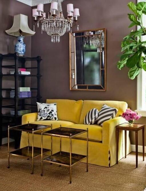 室內色彩太暗，用黃色來彌補