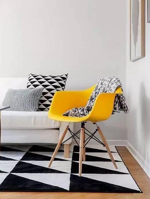 室內色彩太暗，用黃色來彌補