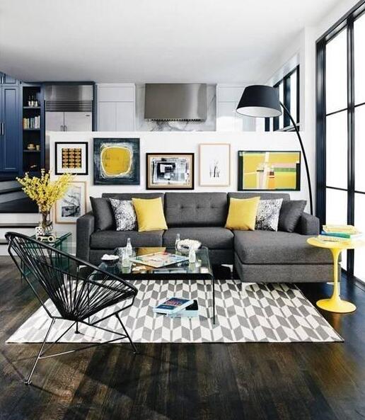 室內色彩太暗，用黃色來彌補