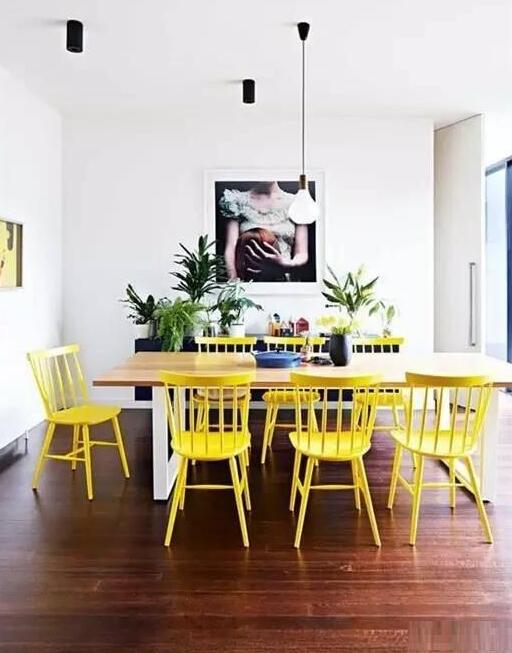 室內色彩太暗，用黃色來彌補